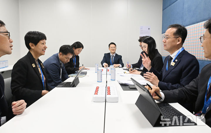 [방콕=뉴시스] 태국 방콕을 방문중인 이형일 경재부총리 겸 재정경제부 장관이 15일(현지시간) 퀸시리낏 컨벤션센터(QSNCC)에서 인드라니 투라이 라자 싱가포르 재무부 제2장관과 면담하고 있다. (사진 = 재경부 제공)