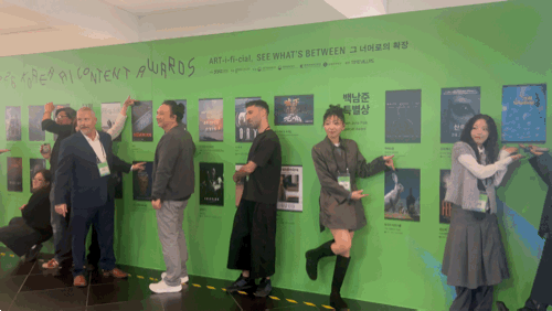 [수원=뉴시스] 박혜민 인턴기자 = 15일 경기 수원시 롯데시네마 수원에서 열린 '2026 대한민국 AI 콘텐츠 어워즈' 시상식에서 수상자들이 기념 촬영을 하고 있다. 2026.10.15. *재판매 및 DB 금지