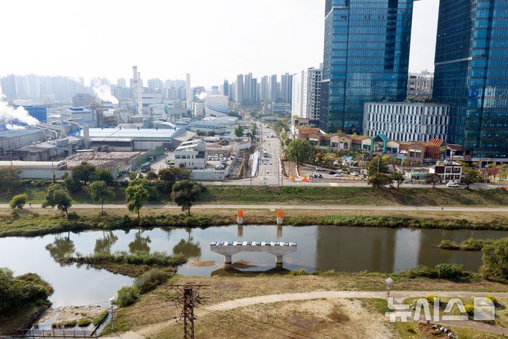 [오산=뉴시스] 오산시, 경부선 철도 횡단도로 오산천 구간 모습(사진=오산시 제공) 2026.10.16.photo@newsis.com 