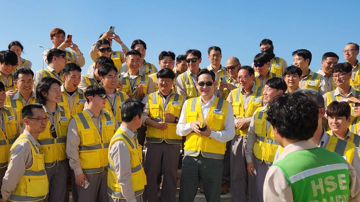 [서울=뉴시스] 지난 2022년 12월 6일(현지 시각) 아랍에미리트(UAE)에 위치한 바라카 원자력 발전소 건설 현장에 방문한 이재용 삼성전자 회장이 건설 현장을 둘러보고 임직원들을 격려하고 있다. (사진=삼성전자 제공). 2026.10.16. photo@newsis.com *재판매 및 DB 금지
