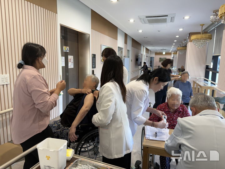[오산=뉴시스] 오산시, 사회복지시설 감염병 예방 무료접종 모습 (사진=오산시 제공) 2026.10.16.photo@newsis.com 