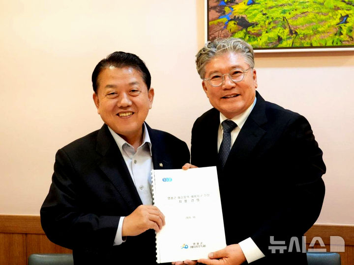 [영광=뉴시스] 장세일 영광군수(오른쪽)는 15일 광주에서 국회 국방위원회 위원이자 대통령 국방정책특보인 김병주 국회의원을 만나 '영광 해상풍력발전사업' 관련 군사구역 해소 방안을 건의했다. (사진=영광군 제공) photo@newsis.com *재판매 및 DB 금지