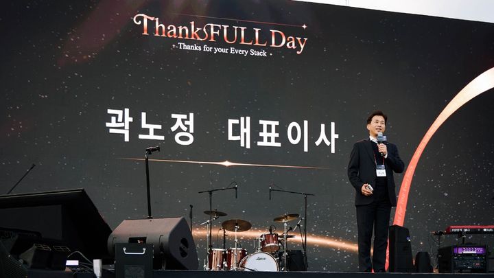 [서울=뉴시스] 곽노정 SK하이닉스 대표이사 사장이 지난 15일 열린 '땡스풀 데이(ThanksFULL Day)' 행사에 직접 참석해 협력사 구성원 등에 감사 인사를 하고 있다. (사진=SK하이닉스 제공). 2026.10.16. photo@newsis.com *재판매 및 DB 금지