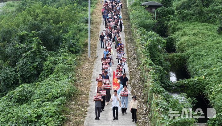 [안성=뉴시스] 지난 8월 28일 열린 'SK하이닉스 반도체 오폐수 고삼저수지 직방류 반대 고삼면 주민대책위원회' 오·폐수 직방류 계획 철회 촉구 1차 집회 모습 (사진=주민대책위원회 제공) 2016.10.16.photo@newsis.com 