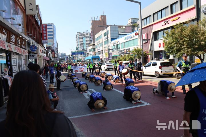 [안성=뉴시스] 지난 8월 28일 열린 'SK하이닉스 반도체 오폐수 고삼저수지 직방류 반대 고삼면 주민대책위원회' 오·폐수 직방류 계획 철회 촉구 1차 집회 모습 (사진=주민대책위원회 제공) 2016.10.16.photo@newsis.com 