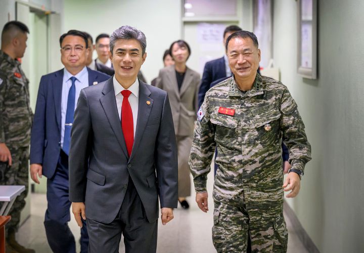 [서울=뉴시스] 16일 오전 해병대사령부·서북도서방위사령부를 방문한 강신철 국방부장관이 주일석 해병대사령관과 함께 이동하고 있다. (사진=해병대 제공) 2026.10.16. photo@newsis.com *재판매 및 DB 금지