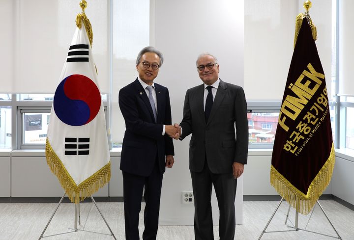[서울=뉴시스] 기념 촬영을 하는 최진식 한국중견기업연합회 회장(왼쪽)과 우고 아스투토 주한EU대사​. (사진=중견련 제공) 2026.10.16. photo@newsis.com *재판매 및 DB 금지