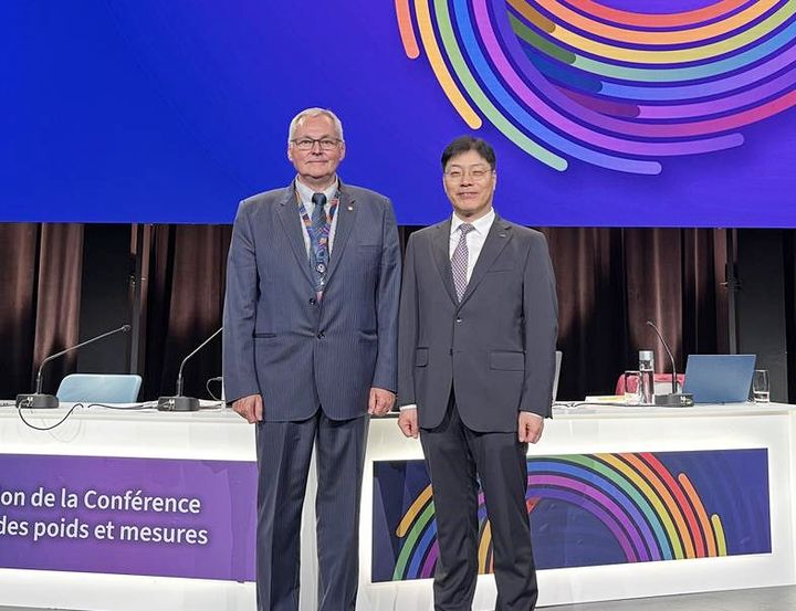 [대전=뉴시스] 국제도량형위원회(CIPM) 위원으로 선출된 KRISS 박연규 부원장(오른쪽).(사진=표준연구원 제공) *재판매 및 DB 금지