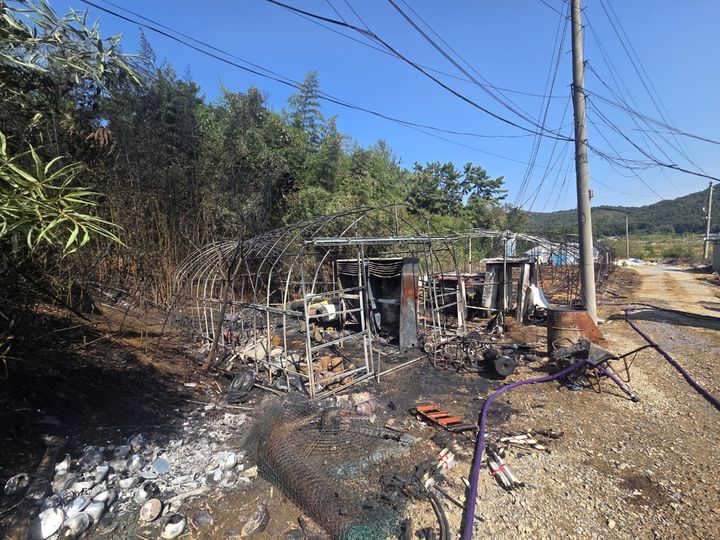 [군산=뉴시스] 16일 오전 10시38분께 전북 군산시 성산면의 한 양계장에서 불이 나 부속 창고가 소실돼있다. (사진=전북도소방본부 제공) 2026.10.16. photo@newsis.com *재판매 및 DB 금지