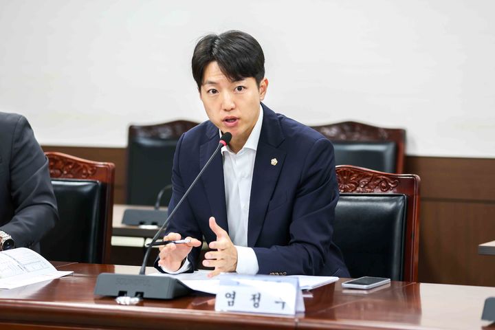 [안산=뉴시스] 염정우 안산시의회 의원이 6일 안산시의회 제3상임위원실에서 열린 도시환경위원회 회의에서 PM 조례개정안에 대해 설명하고 있다. (사진=안산시의회 제공) 2026.10.16. photo@newsis.com *재판매 및 DB 금지