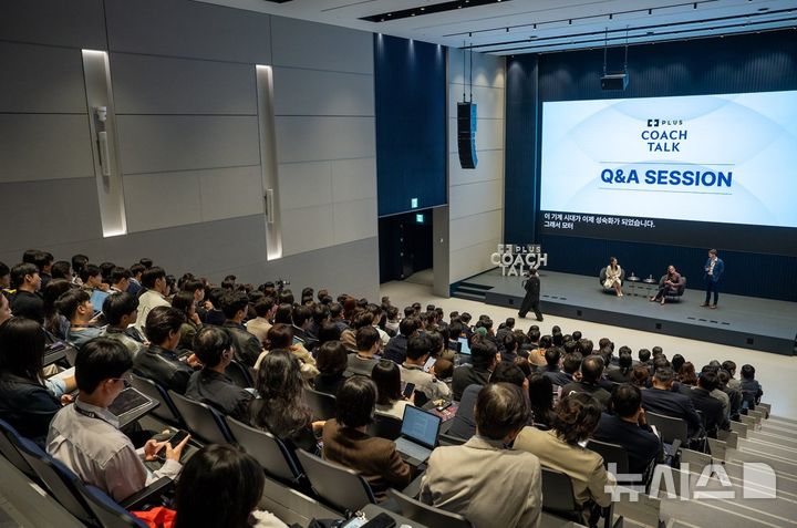 [서울=뉴시스]지난 15일 서울 여의도 63빌딩 내 '퐁피두센터 한화' 1층 오디토리엄에서 진행된 'PLUS Coach Talk with 캐시우드'에서 캐시우드 아크인베스트 최고경영자(CEO) 겸 최고투자책임자(CIO)가 청중들을 대상으로 Q&A를 진행하고 있다. (사진=한화자산운용 제공). 2026.10.16. photo@newsis.com 