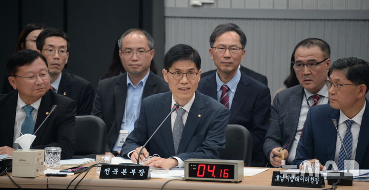 [전주=뉴시스] 김얼 기자 = 김경후(가운데) 한국은행 전북본부장이 16일 전북 전주시 한국은행 전북본부에서 열린 '2026년도 국회 재정경제기획위원회 지방감사'에 참석해 질의에 답변하고 있다. 2026.10.16. pmkeul@newsis.com
