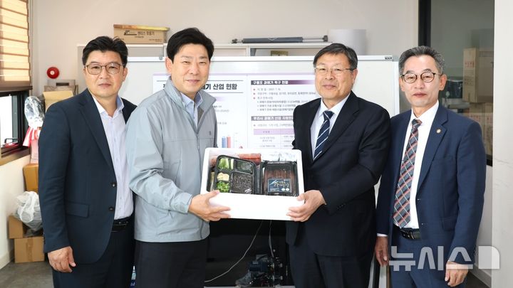 [포항=뉴시스] 박용선 경북 포항시장이 본격적인 과메기 출하 시기를 앞두고 16일 남구 구룡포읍 과메기 가공 시설을 방문해 생산 준비 상황과 원료 수급 현황을 점검했다. 사진은 박용선(왼쪽 두 번째부터) 포항시장, 김호 대통령 직속 농어업·농어촌특별위원장이 포장된 과메기를 들고 기념 촬영하고 있다. (사진=포항시 제공) 2026.10.16. photo@newsis.com