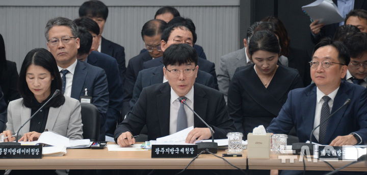 [전주=뉴시스] 김얼 기자 = 양철호(가운데) 광주지방국세청장이 16일 전북 전주시 한국은행 전북본부에서 열린 '2026년도 국회 재정경제기획위원회 지방감사'에 참석해 질의에 답변하고 있다. 2026.10.16. pmkeul@newsis.com