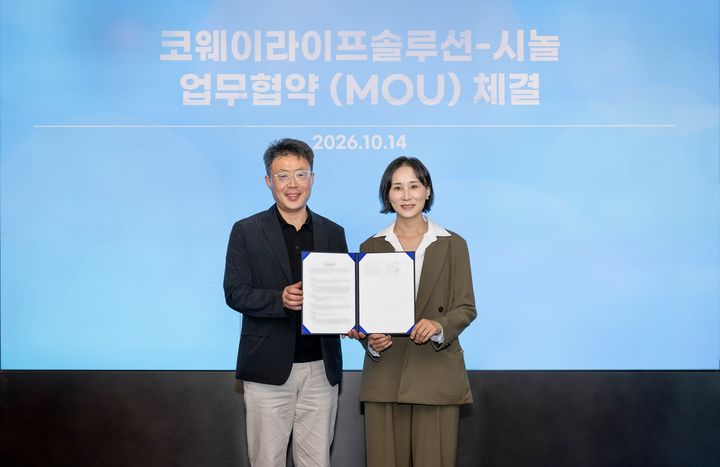 [서울=뉴시스] 지난 14일 서울 구로구 지타워에서 진행된 업무협약식에서 김명곤 코웨이라이프솔루션 대표이사(왼쪽)와 김민지 시놀 대표(오른쪽)가 기념 촬영을 하고 있다. (사진=코라솔 제공) 2026.10.18. photo@newsis.com&nbsp; *재판매 및 DB 금지