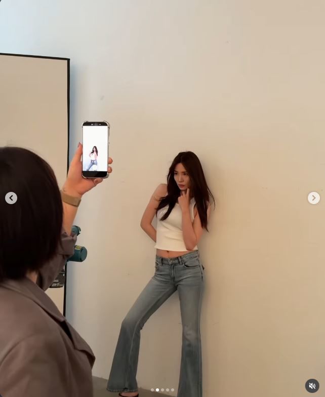[서울=뉴시스] 모델 진아름이 출산 약 3개월 만에 화보 촬영에 나서 군살 없는 몸매를 뽐냈다. (사진=진아름 인스타그램 캡처) *재판매 및 DB 금지