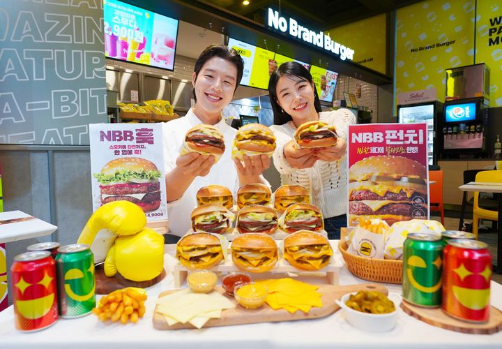 서울 성동구 노브랜드 버거 성수랩점에서 모델들이 'NBB 훅'과 'NBB 펀치'를 소개하고 있다. (사진=신세계푸드 제공) *재판매 및 DB 금지