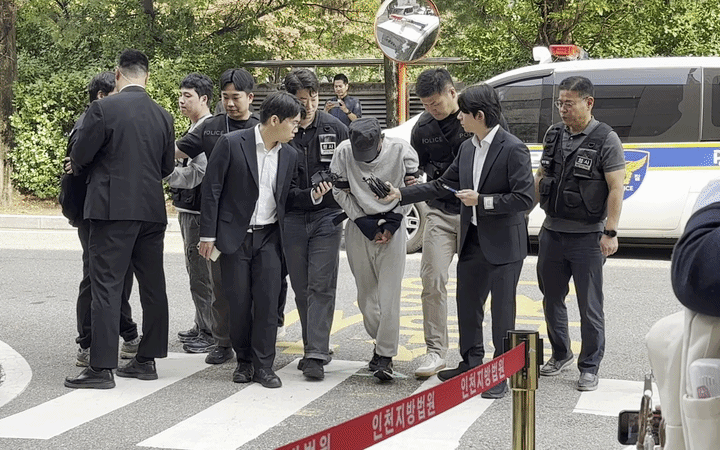[인천=뉴시스] 고해람 인턴기자='인천 흉기난동' 피의자가 취재진의 질의에 답한 후 영장실질심사를 받기 위해 법정에 들어가고 있다. 2026.10.16. 