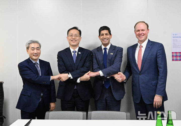 [방콕=뉴시스] 이형일 경제부총리 겸 재정경제부 장관이 16일(현지 시간) 태국 방콕 퀸시리낏 컨벤션센터(QSNCC)에서 열린 한미 재무·통화당국 '2+2' 면담에 앞서 참석자들과 기념사진을 찍고 있다. 왼쪽부터 신현송 한국은행 총재, 이형일 부총리, 케빈 워시 미국 연방준비제도(Fed·연준) 의장, 프란시스 브룩 미국 재무부 부장관. (사진=재정경제부 제공) 2026.10.16. 