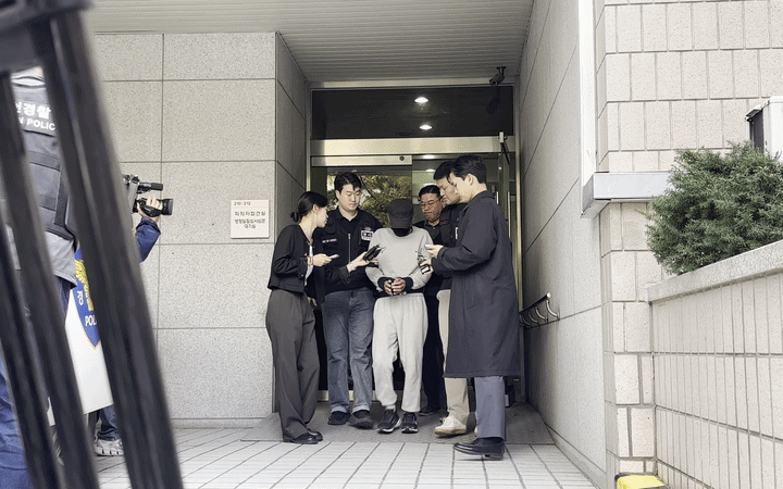 [인천=뉴시스] 고해람 인턴기자='인천 흉기난동' 피의자가 영장실질심사를 마친 뒤 경찰 호송차량에 탑승하고 있다. 2026.10.16. *재판매 및 DB 금지