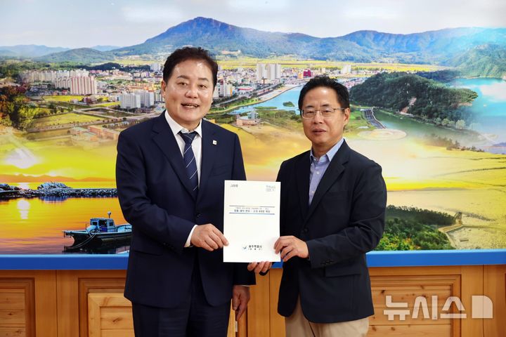[장흥=뉴시스] 사순문 장흥군수(왼쪽)는 15일 장흥군을 방문한 백승호 익산지방국토관리청장에게 지역 주요 사회간접자본(SOC) 사업 추진 관련 지원을 건의했다. (사진=장흥군 제공) photo@newsis.com *재판매 및 DB 금지