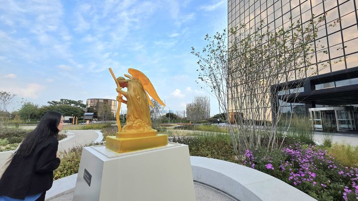 [사진=박현주 미술전문기자]63빌딩 정원에 설치된 신미경 천사 '비누 조각' *재판매 및 DB 금지