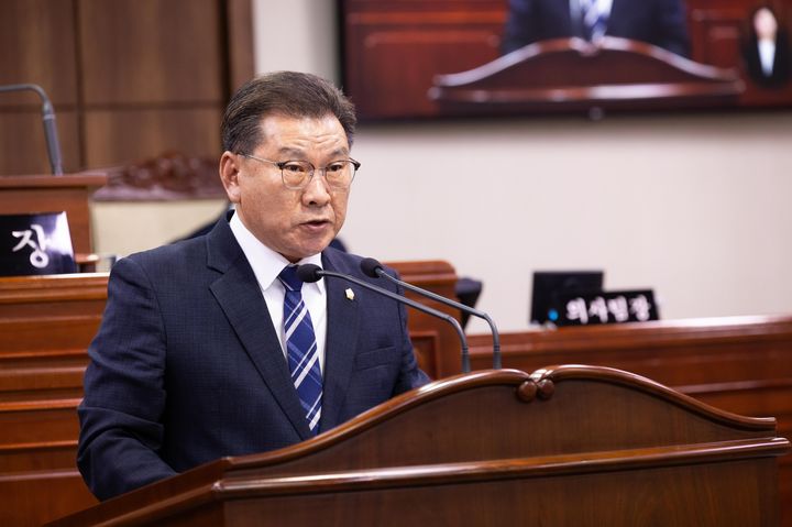[순천=뉴시스] 전남광주 순천시의회 이향기 의원이 의회 본회의장에서 해룡면 선거구 복구를 촉구하는 발언을 하고 있다. (사진=순천시의회 제공) 2026.10.16. photo@newsis.com *재판매 및 DB 금지