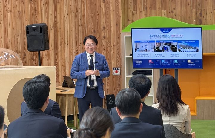 [서울=뉴시스]이상훈 KCA 원장이 지난 15일부터 이틀간 세종 한국수목원정원관리원에서 열린 '2026 한국정책학회 추계학술대회' 공공기관장 리더십 콘서트에서 소통 리더십 성과를 공유했다. (사진=KCA 제공) *재판매 및 DB 금지