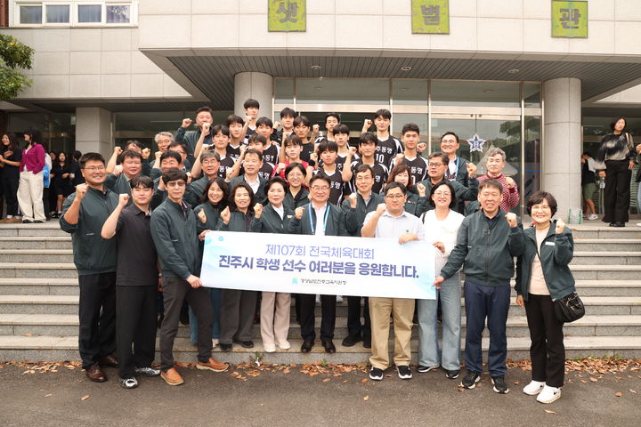 [창원=뉴시스]16일 권순기 교육감이 제107회 전국체육회대회 배구 경기장인 제주시 신성여자중학교 체육관을 방문하여 진주동명고등학교 배구 선수단의 경기를 참관하고 학생들을 격려하는 모습.(사진=경남교육청 제공) 2026.10.16.photo@newsis.com *재판매 및 DB 금지
