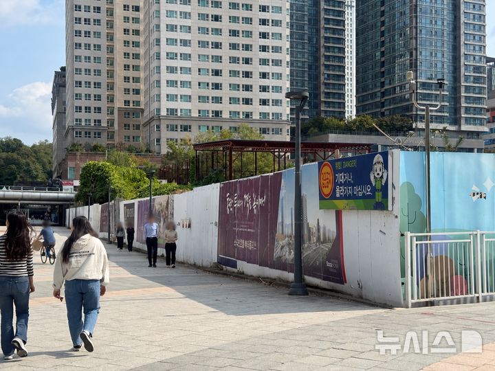 [서울=뉴시스] 남훈 인턴기자=경기도 화성시 동탄구 반송동에 자리한 '아크메르 동탄' 사업지 주변으로 사람들이 지나다니고 있다. 2026.10.16
