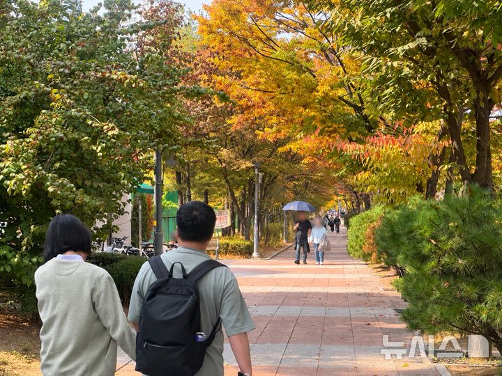 [서울=뉴시스] 남훈 인턴기자=동탄 센트럴파크에서 사람들이 산책하고 있다. 2026.10.16