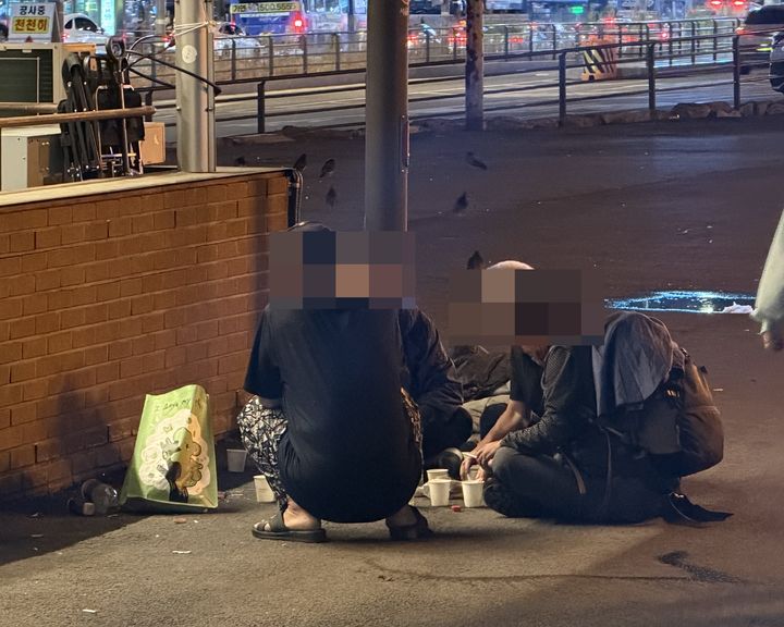 [서울=뉴시스] 임승규 수습기자=지난 14일 오후 서울 역 광장에서 남성들이 술을 마시고 있는 모습.2026.10.17.sgjg9799@newsis.com *재판매 및 DB 금지