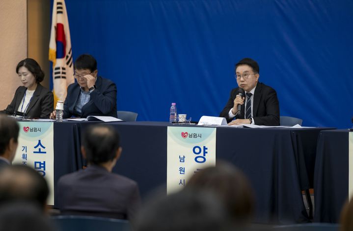[남원=뉴시스] 16일 민선 9기 남원시정 출범 100을 맞아 시청에서 열린 '정책토론마당'에서 양충모 시장이 시민의 질의에 답변하고 있다. *재판매 및 DB 금지