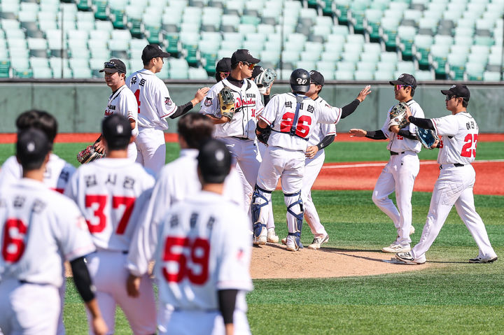 [서울=뉴시스] 울산-KBO 폴리그 개막전에서 승리한 울산 웨일즈. (사진=KBO 제공) 2016.10.15. *재판매 및 DB 금지