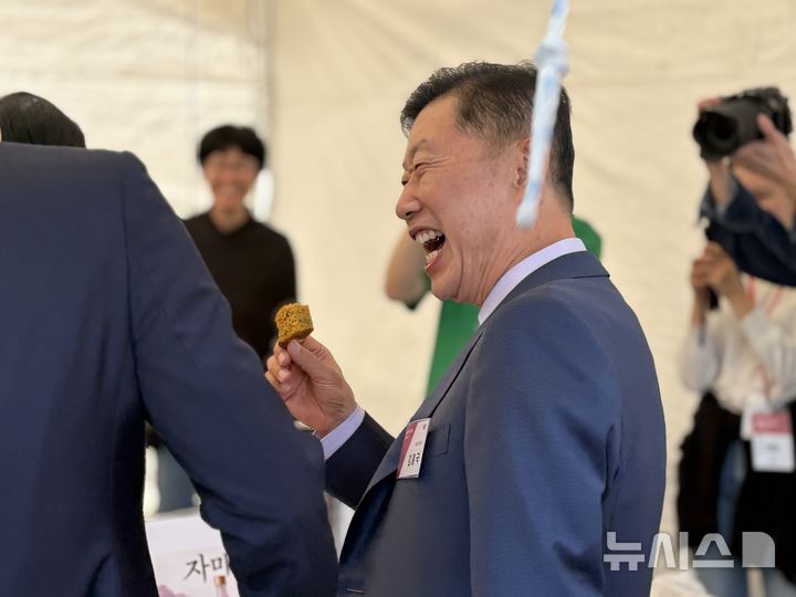 [익산=뉴시스] 권민지 기자 = 16일 전북 익산시에서 'NS 푸드페스타 2026'가 열렸다. 현장을 찾은 김홍국 하림그룹 회장이 행사장 부스를 둘러보고 있다. 2026.10.16. ming@newsis.com