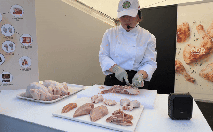 [익산=뉴시스] 권민지 기자 = 16일 전북 익산시에서 열린 'NS 푸드페스타 2026' 하림 브랜드 팝업존에서 닭 발골 시연이 진행되고 있다. 2026.10.16. ming@newsis.com