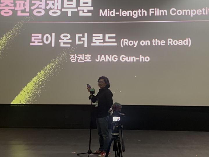 [수원=뉴시스] 박혜민 인턴기자 = 15일 경기 수원시 롯데시네마 수원에서 열린 '2026 대한민국 AI 콘텐츠 어워즈'에서 중편 경쟁 1등 수상작 '로이 온 더 로드' 제작에 참여한 챗GPT가 음성으로 수상 소감을 전하고 있다. 2026.10.15. *재판매 및 DB 금지