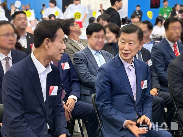 [익산=뉴시스] 권민지 기자 = 16일 전북 익산시에서 열린 'NS 푸드페스타 2026' 개막식에서 최정호 익산시장(왼쪽)과 김홍국 하림그룹 회장(오른쪽)이 대화를 나누고있다. 2026.10.16. ming@newsis.com
