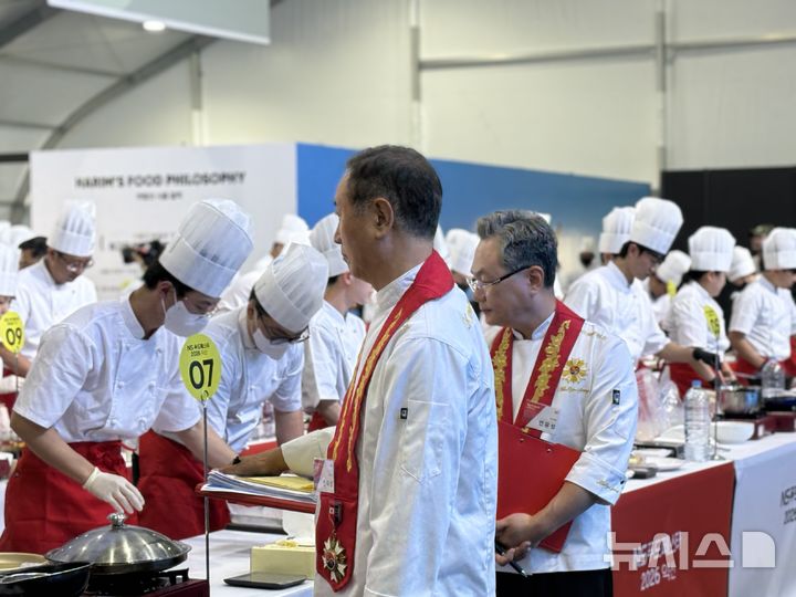 [익산=뉴시스] 권민지 기자 = 16일 전북 익산시에서 열린 'NS 푸드페스타 2026' 요리경연대회에서 심사위원인 천덕상(왼쪽), 안유성 명장이 참가자들의 조리 과정을 살펴보고 있다. 2026.10.16. ming@newsis.com