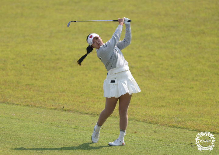 [서울=뉴시스] 한국여자프로골프(KLPGA) 투어 아이스버그골프·서울신문 오픈 첫날 단독 선두에 오른 유현조. (사진=KLPGA 제공) 2026.10.16. *재판매 및 DB 금지