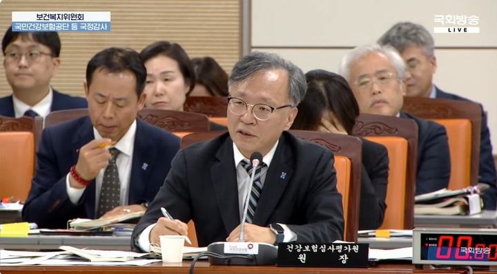 [세종=뉴시스]홍승권 건강보험심사평가원 원장이 16일 국회 보건복지위원회 국정감사에서 질의에 답하고 있다. (사진=국회방송 영상 캡처) 2026.10.16. photo@newsis.com *재판매 및 DB 금지
