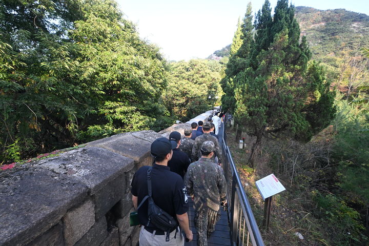 [서울=뉴시스] 명승 백악산(북악산) 3단계 전면 개방행사 모습 (사진=국가유산청 제공) 2026.10.16. photo@newsis.com *재판매 및 DB 금지