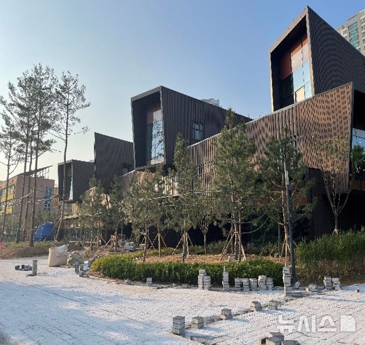 [인천=뉴시스] 서송건설이 시공한 인천 연수구 송도국제도서관 전경. (사진=서송건설 제공) 2026.10.16. photo@newsis.com