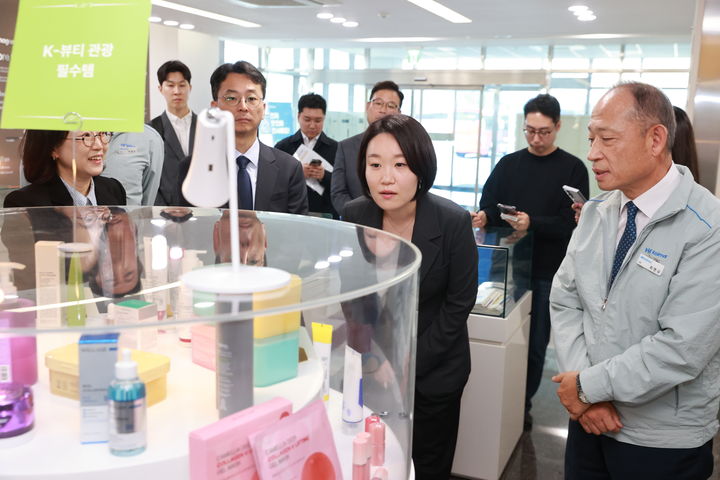[서울=뉴시스] 이소영 중소벤처기업부 장관이 지난 16일 세종 한국콜마 세종 공장을 방문하여 전시 제품을 둘러보고 있다. (사진=중소벤처기업부 제공) 2026.10.18. photo@newsis.com *재판매 및 DB 금지