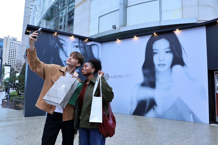 [서울=뉴시스] 롯데백화점 본점 앞에 설치된 더 스테이지 포토스팟에서 외국인 모델들이 사진을 찍고있다. (사진=롯데백화점 제공) 2026.10.17. photo@newsis.com *재판매 및 DB 금지