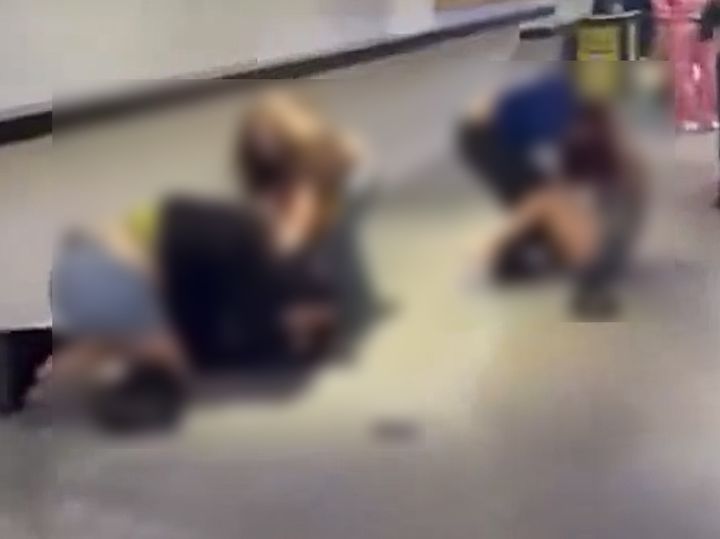 [서울=뉴시스] 에스파의 미국 시애틀 공연장에서 여성 여러 명이 뒤엉켜 격렬한 몸싸움을 벌이는 영상이 온라인상에 확산했다. (사진출처=온라인 커뮤니티 '레딧' 캡처) *재판매 및 DB 금지