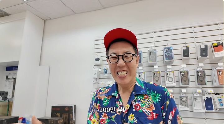 [서울=뉴시스] 방송인 김영철이 촬영 중 휴대전화를 잃어버린 제작진을 위해 사비로 새 휴대전화를 선물했다. (사진=유튜브 채널 '오리지널 김영철' 화면 캡처) 2026.10.17. photo@newsis.com *재판매 및 DB 금지