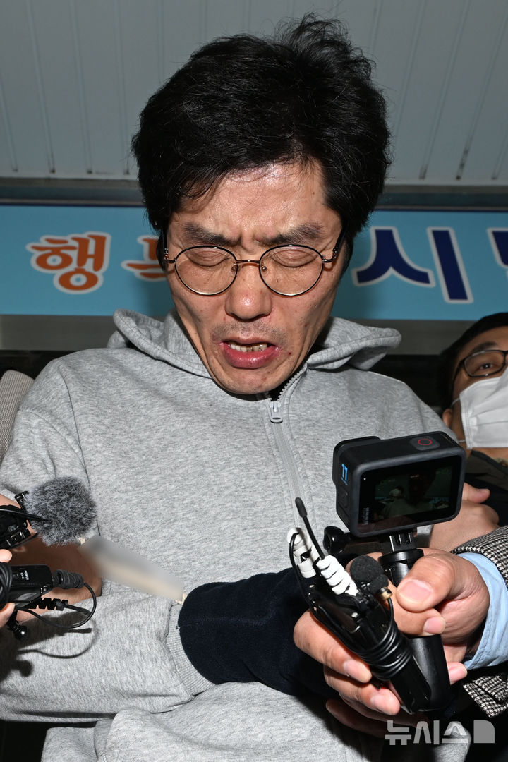 [전남광주=뉴시스] 이영주 기자 = 강도살인 혐의를 받는 박용수(53)가 16일 오전 전남광주 동구 동부경찰서에서 공소청으로 송치되고 있다. 박용수는 채무를 이유로 지인 60대 A씨 부부를 살해하고 현금카드를 빼앗아 달아난 혐의를 받고있다. 2026.10.15. leeyj2578@newsis.com