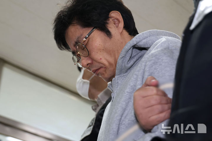 [전남광주=뉴시스] 이영주 기자 = 강도살인 혐의를 받는 박용수(53)가 16일 오전 전남광주 동구 동부경찰서에서 공소청으로 송치되고 있다. 박용수는 지난 5일 오후 채무를 이유로 지인 60대 A씨 부부를 살해하고 현금카드를 빼앗아 달아난 혐의를 받고있다.(공동취재) 2026.10.15. leeyj2578@newsis.com