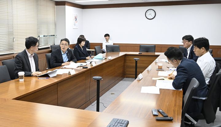 [서울=뉴시스] 권대영 재정경제부 차관이 16일 서울 종로구 정부서울청사에서 2026년 제11차 일자리 전담반(TF)을 주재하고 있다. (사진=재경부 제공) 2026.10.16. photo@newsis.com *재판매 및 DB 금지